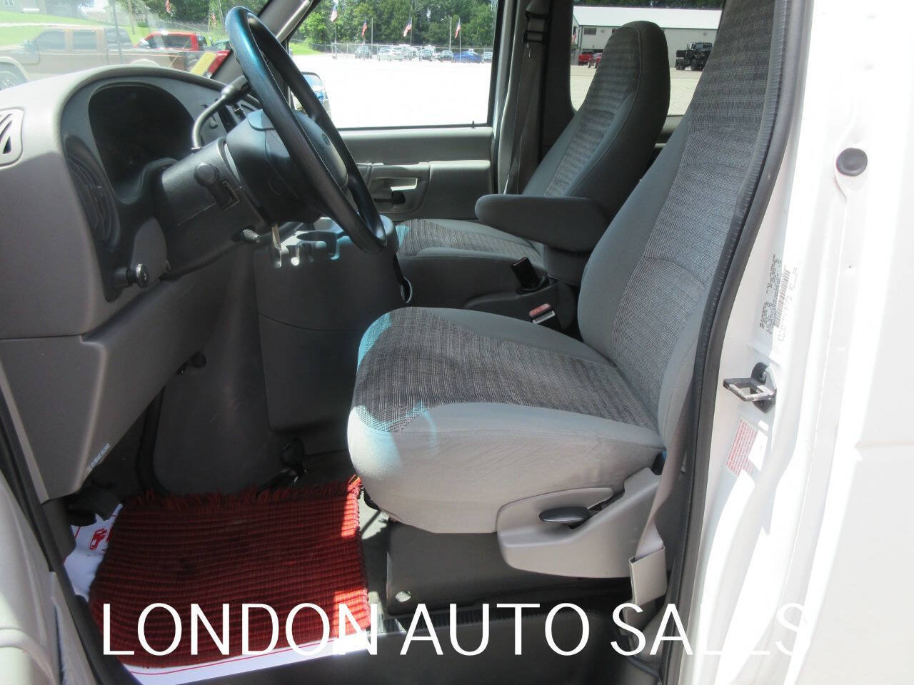 Used 2001 Ford E-350 and Econoline 350 XLT RWD image 12