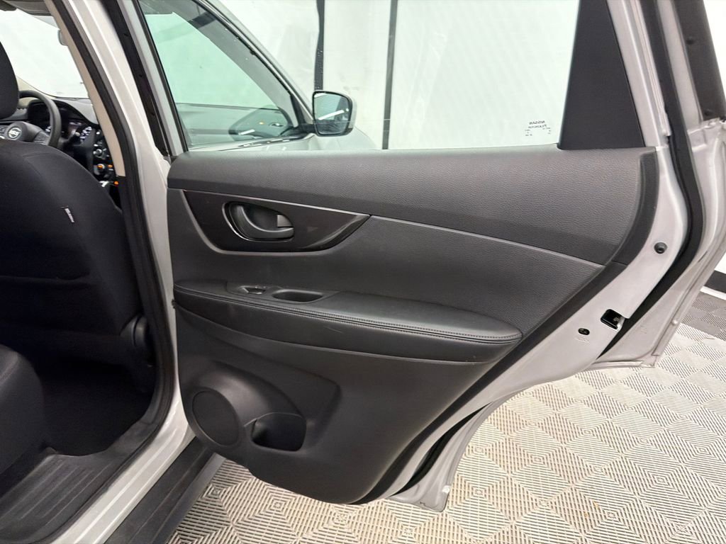 Used 2019 Nissan Rogue S image 17