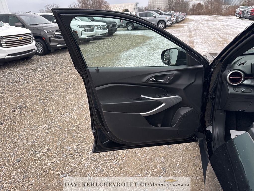 Used 2025 Chevrolet Trax RS w/ Driver Confidence Package image 17