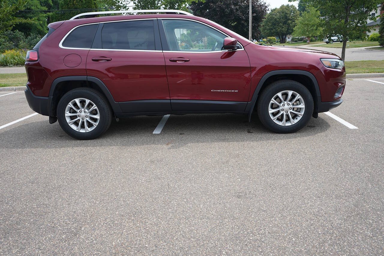 Used 2019 Jeep Cherokee Latitude w/ Cold Weather Group AWD/4WD image 5
