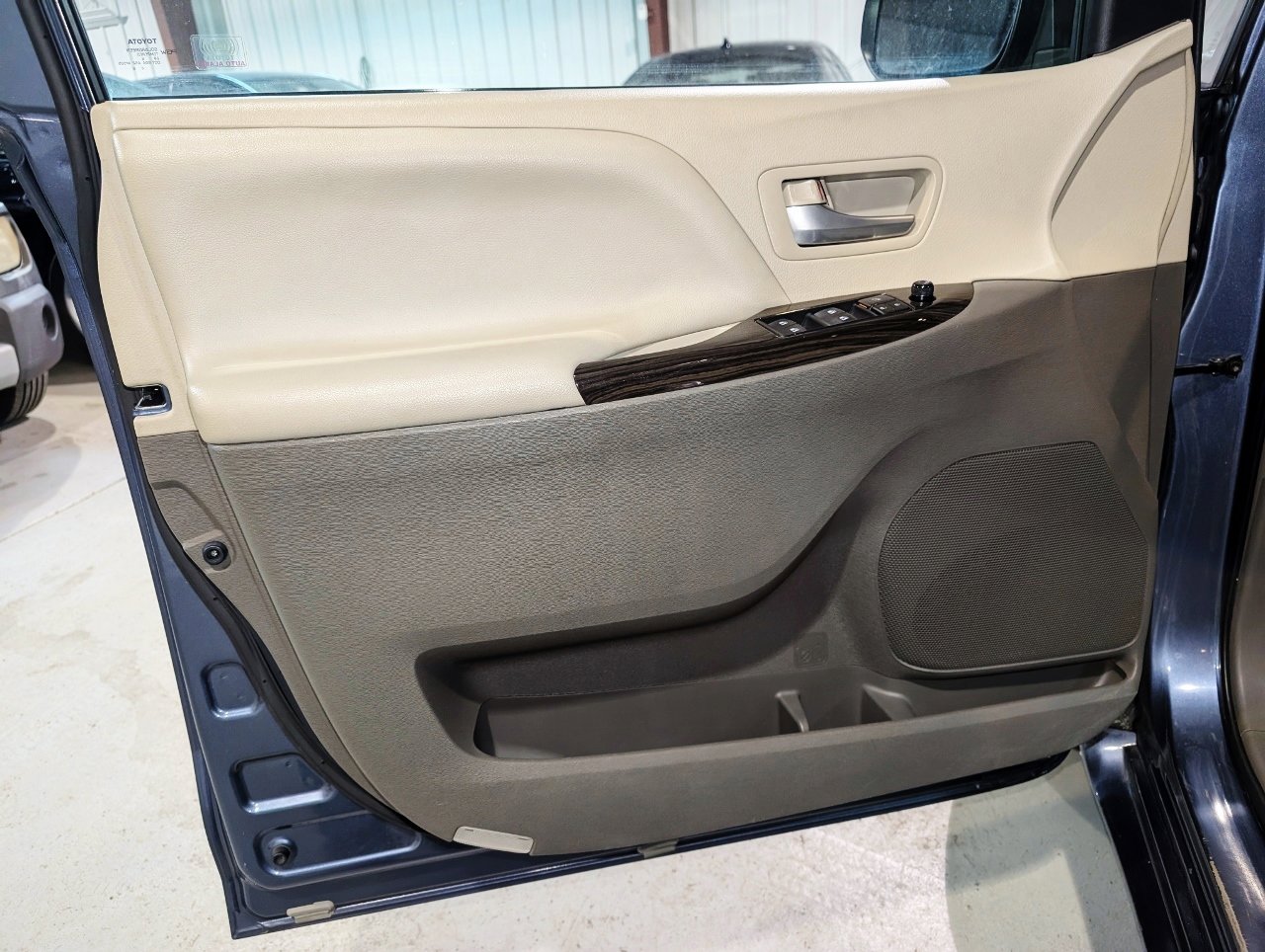 Used 2017 Toyota Sienna XLE image 11