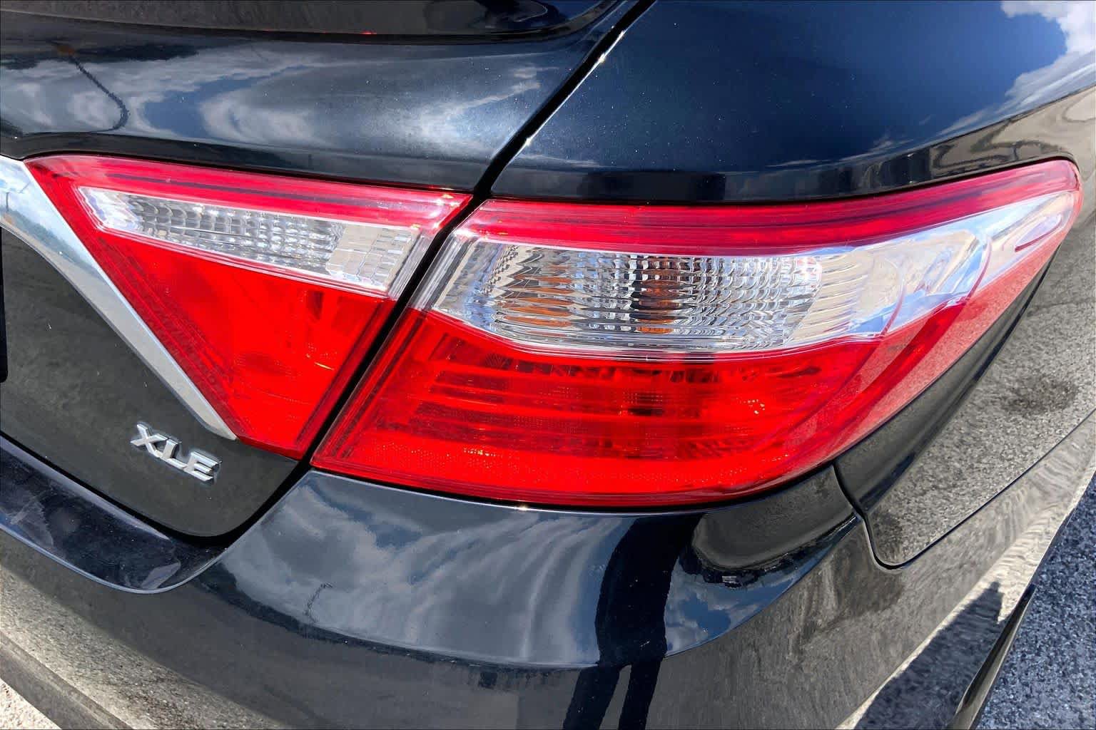 Used 2015 Toyota Camry XLE w/ Moonroof Package FWD image 29