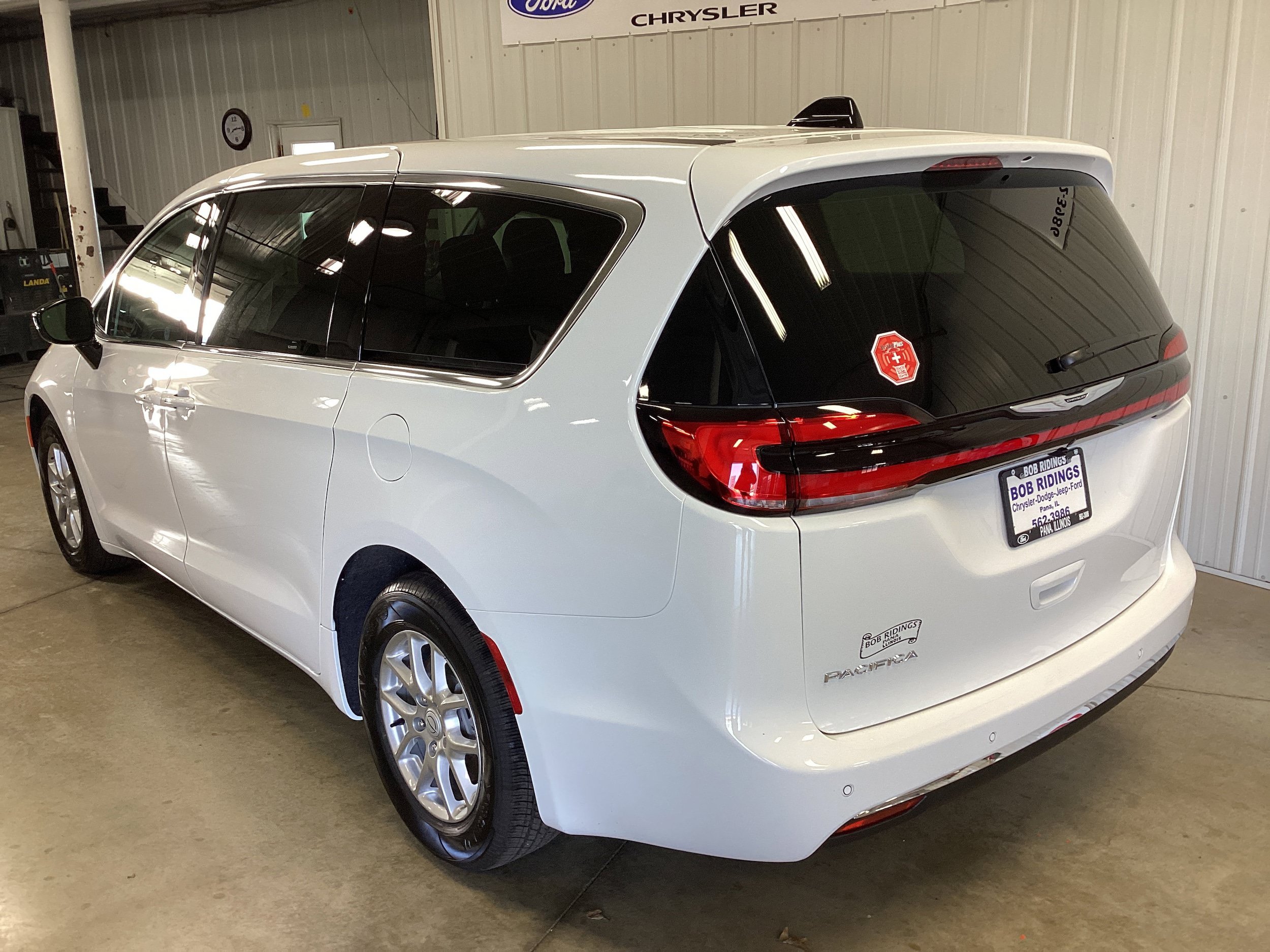New 2026 Chrysler Pacifica Select FWD image 3