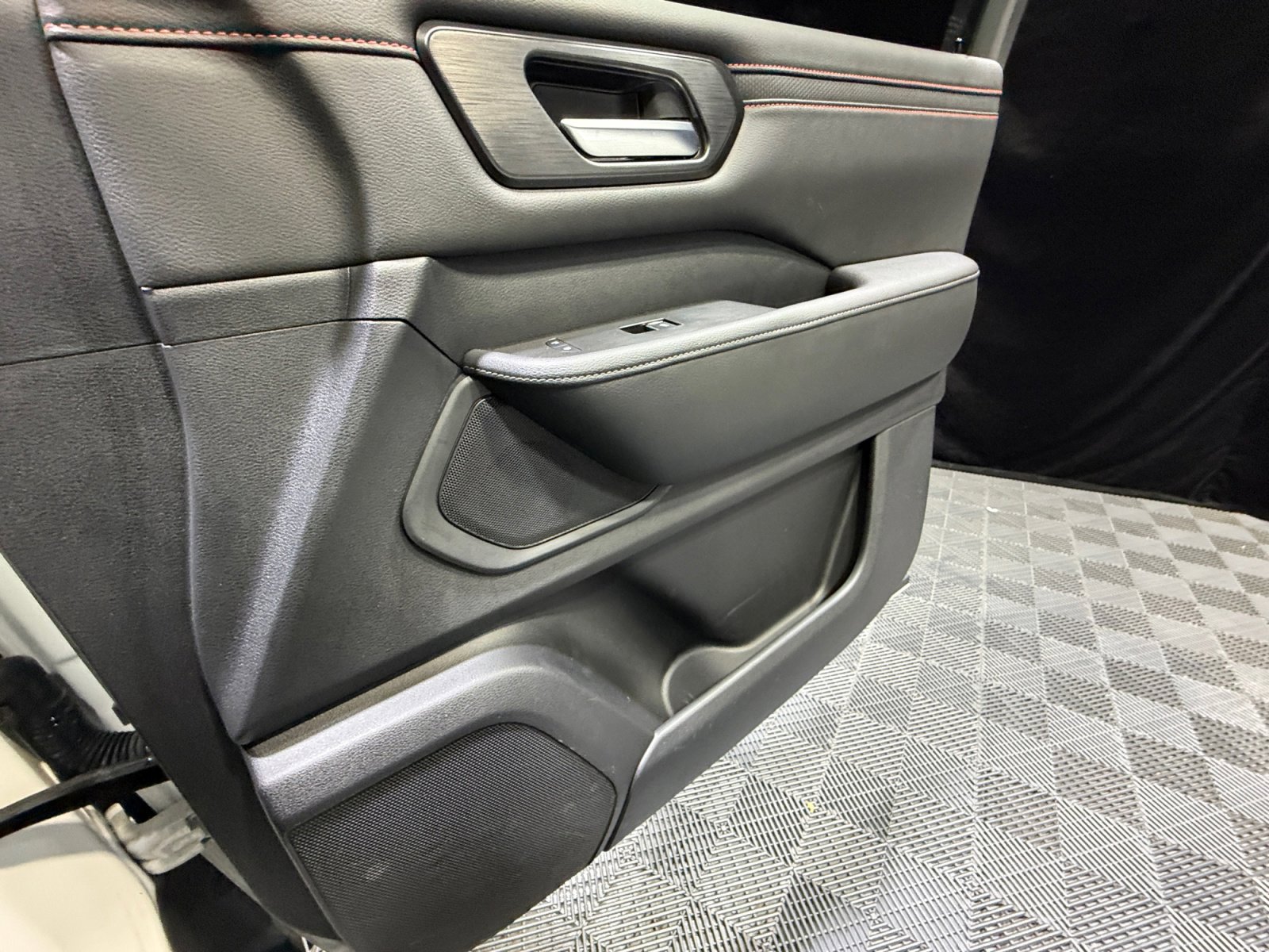 Certified 2025 Nissan Armada PRO-4X image 16