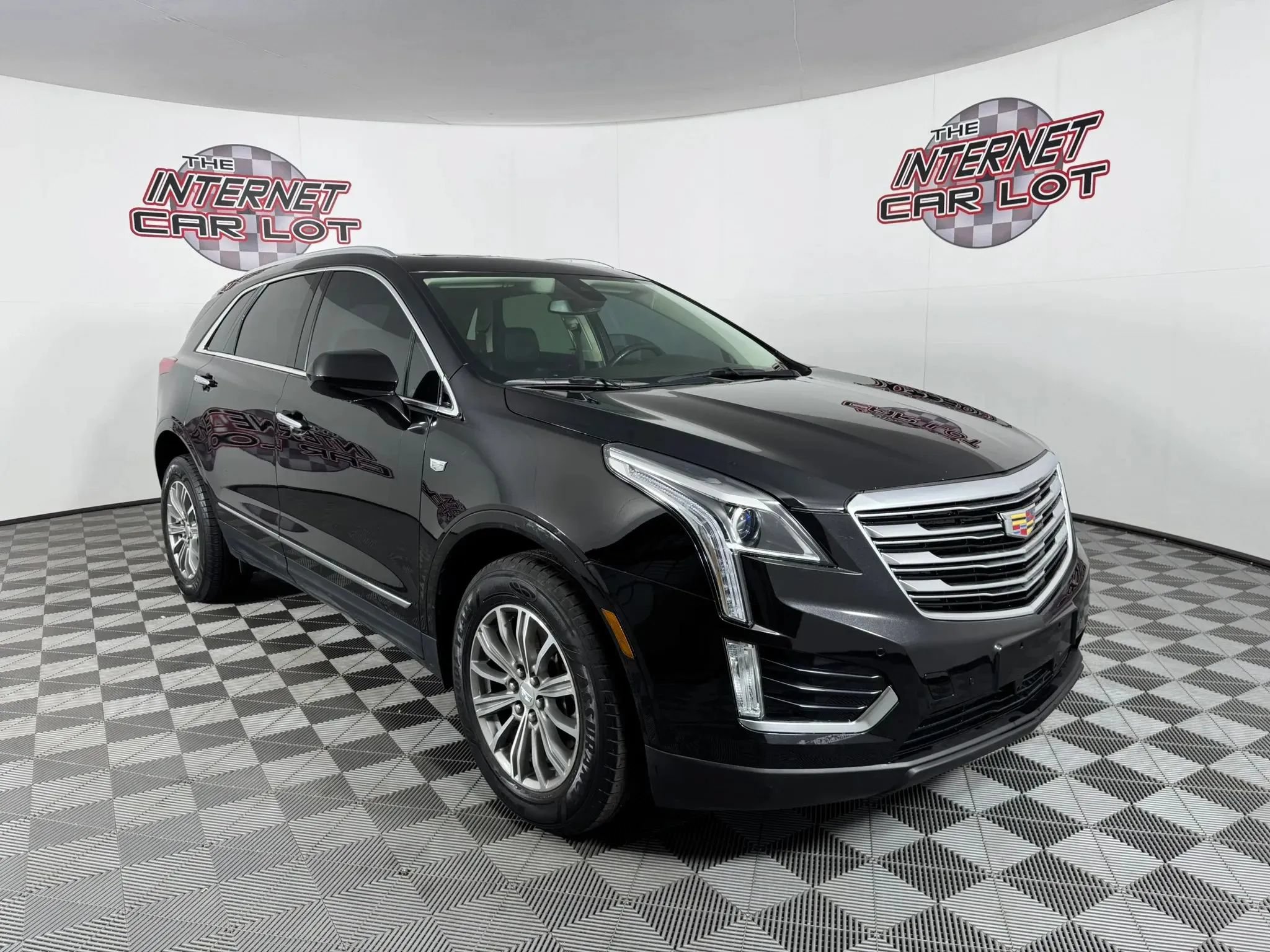 Used 2017 Cadillac XT5 Luxury w/ Driver Awareness Package FWD image 9