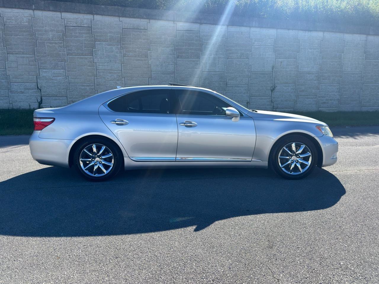 Used 2007 Lexus LS 460 RWD image 2