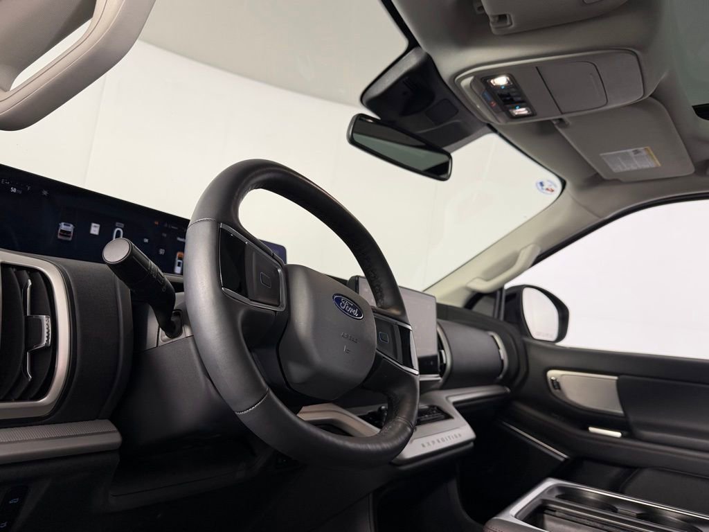 Used 2025 Ford Expedition Active image 21