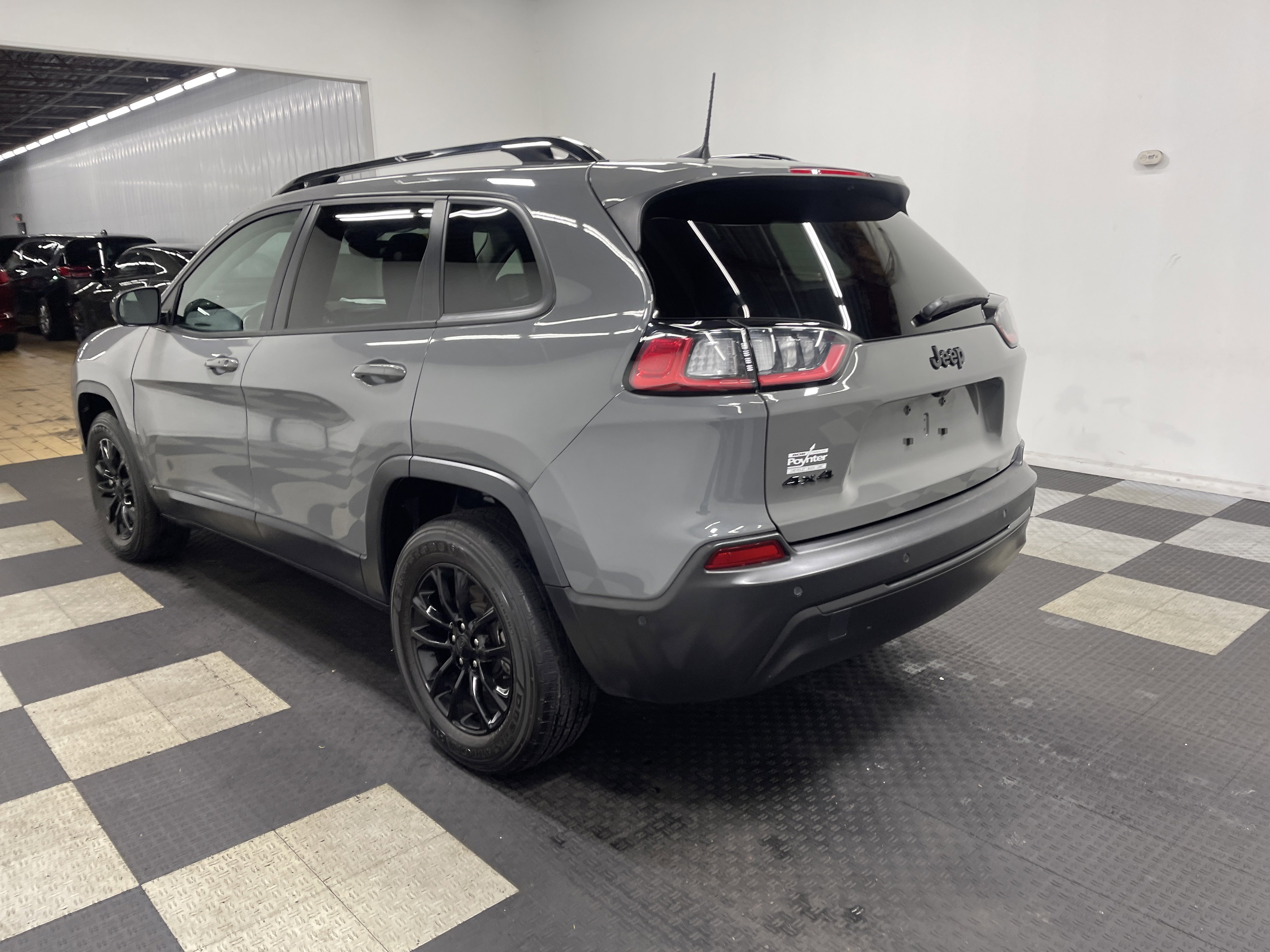 Used 2023 Jeep Cherokee Altitude Lux image 2
