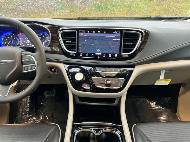 Used 2023 Chrysler Pacifica Limited image 24