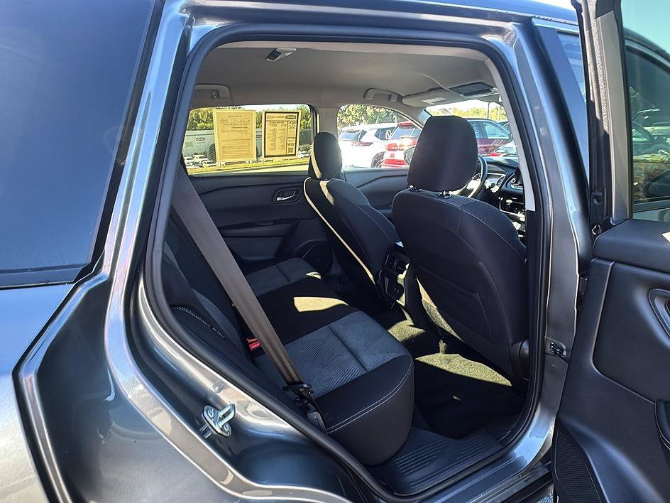 Certified 2025 Nissan Rogue SV FWD image 22
