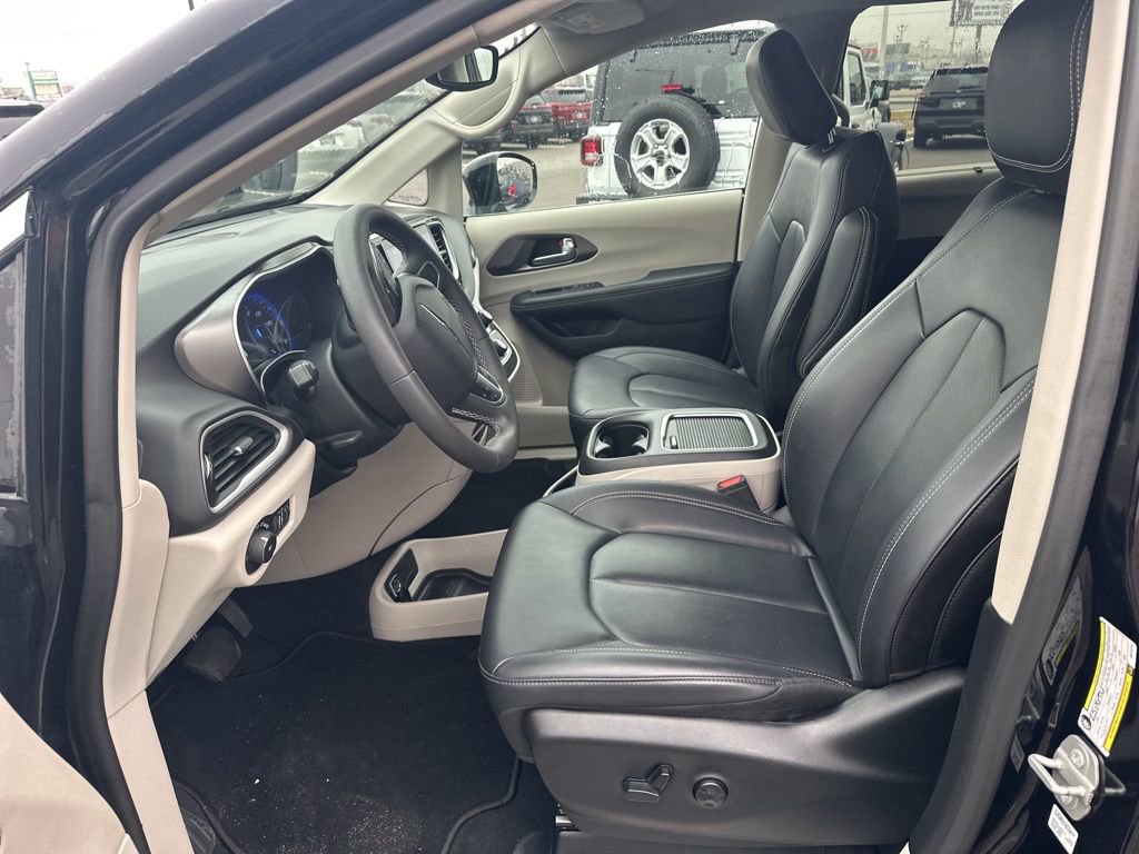 Used 2024 Chrysler Pacifica Touring-L image 9