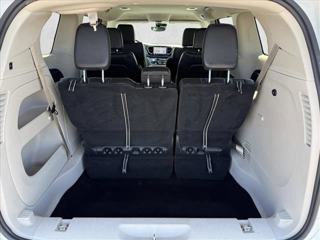 Used 2023 Chrysler Pacifica Touring-L FWD image 7