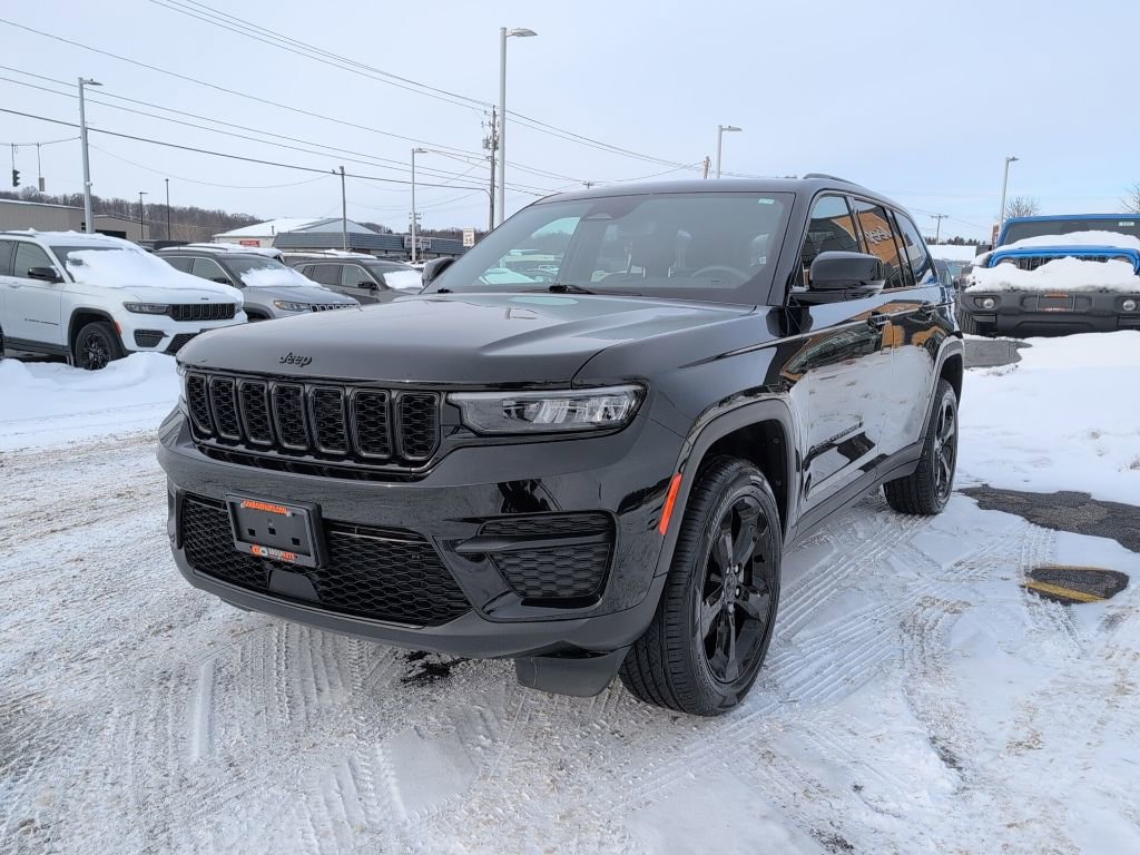 Used 2023 Jeep Grand Cherokee Altitude image 3