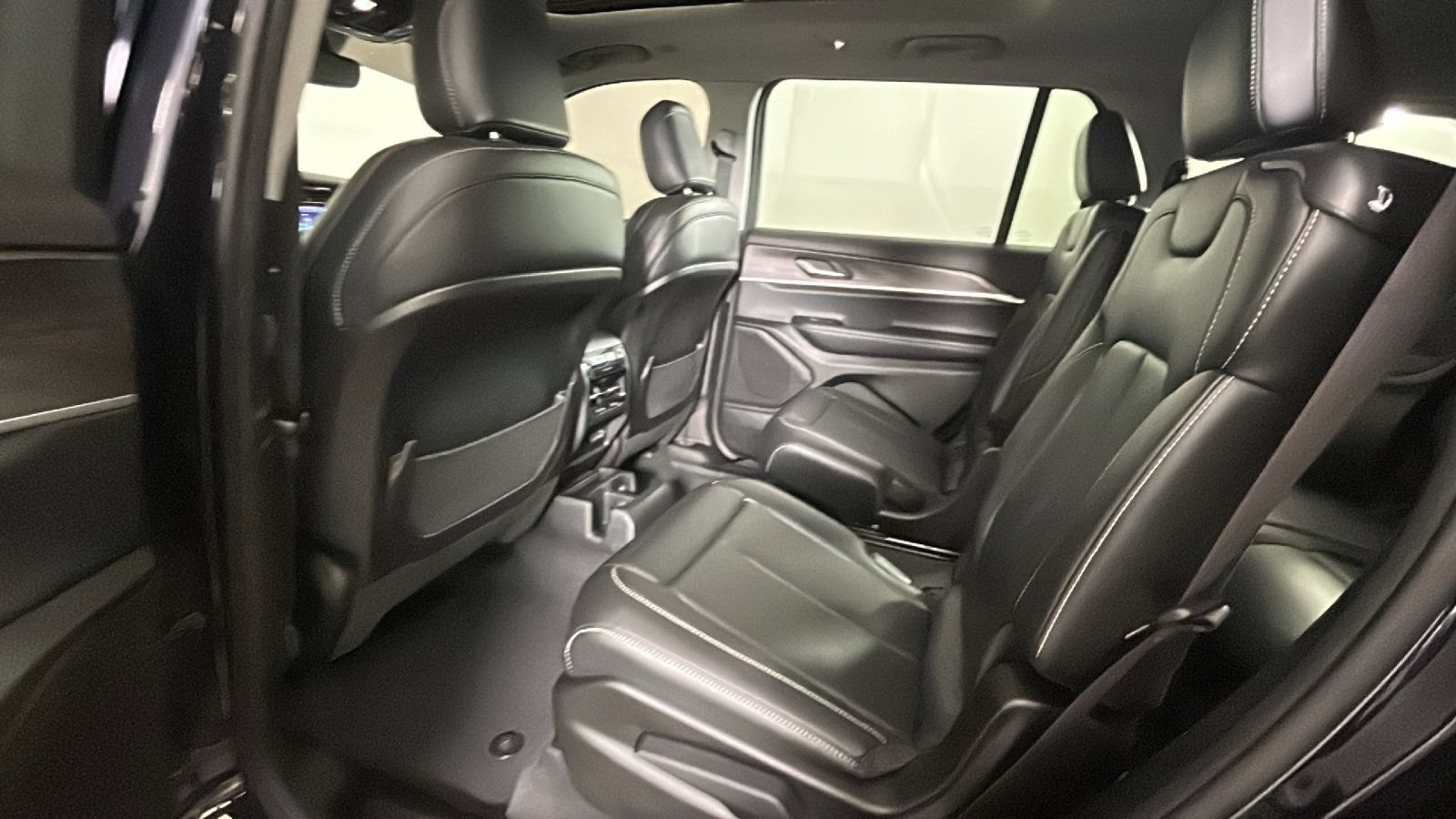 Used 2023 Jeep Grand Cherokee L Limited AWD/4WD image 28