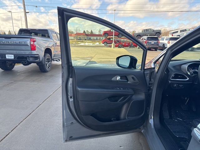 Used 2025 Chrysler Pacifica Select image 11