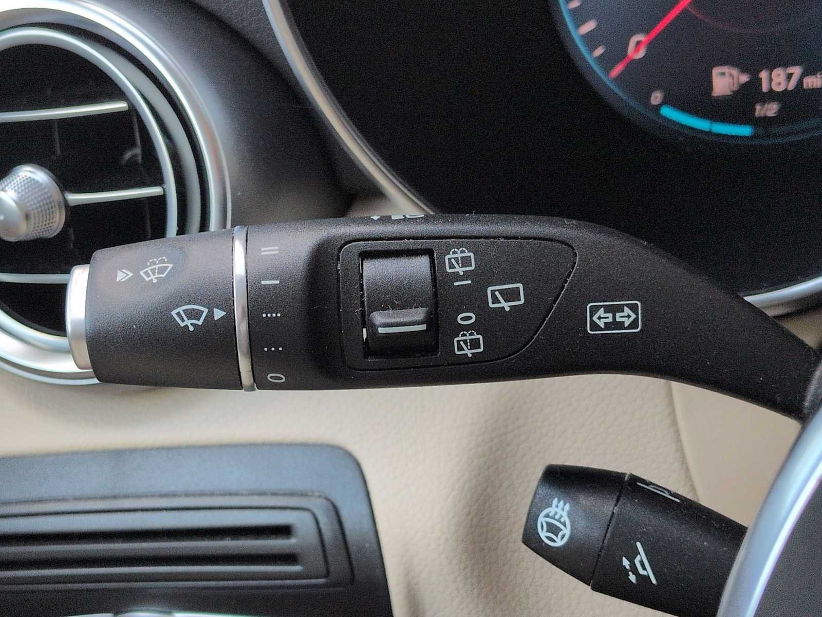 Used 2021 Mercedes-Benz GLC 300 4MATIC image 29
