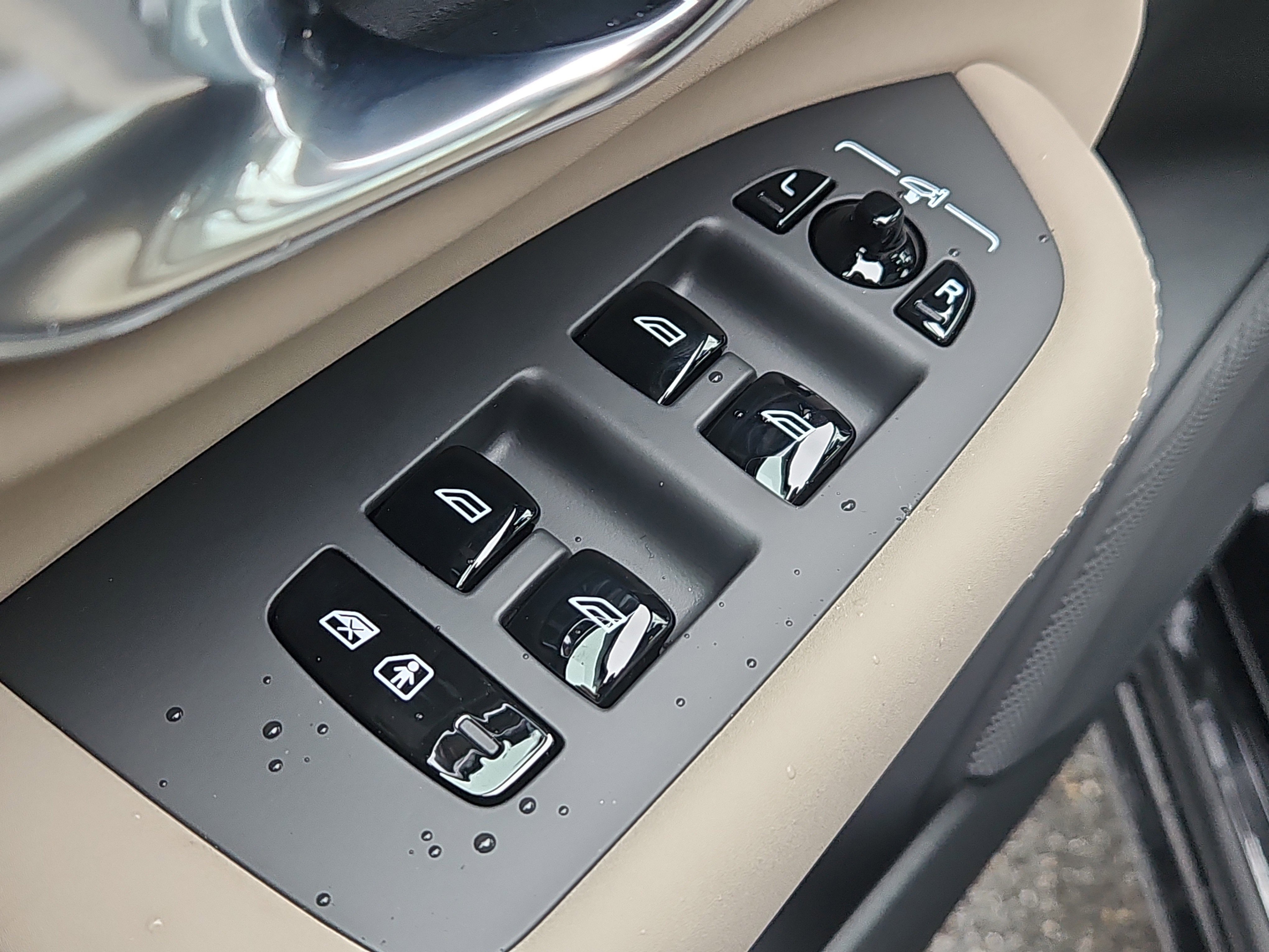 New 2026 Volvo XC90 T8 Plus w/ Protection Package Premier AWD/4WD image 18