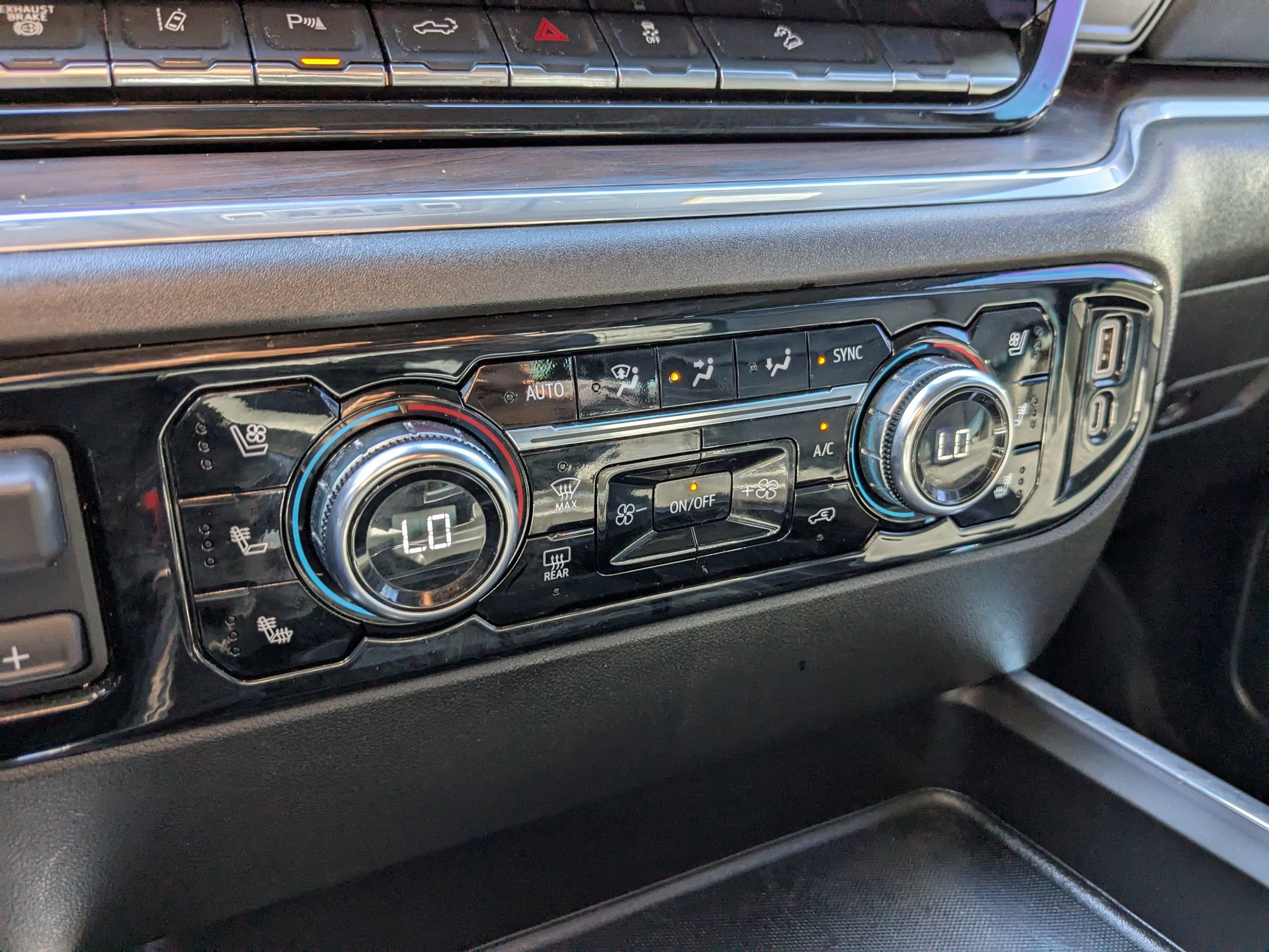 Used 2024 GMC Sierra 2500 SLT w/ SLT Premium Package image 19