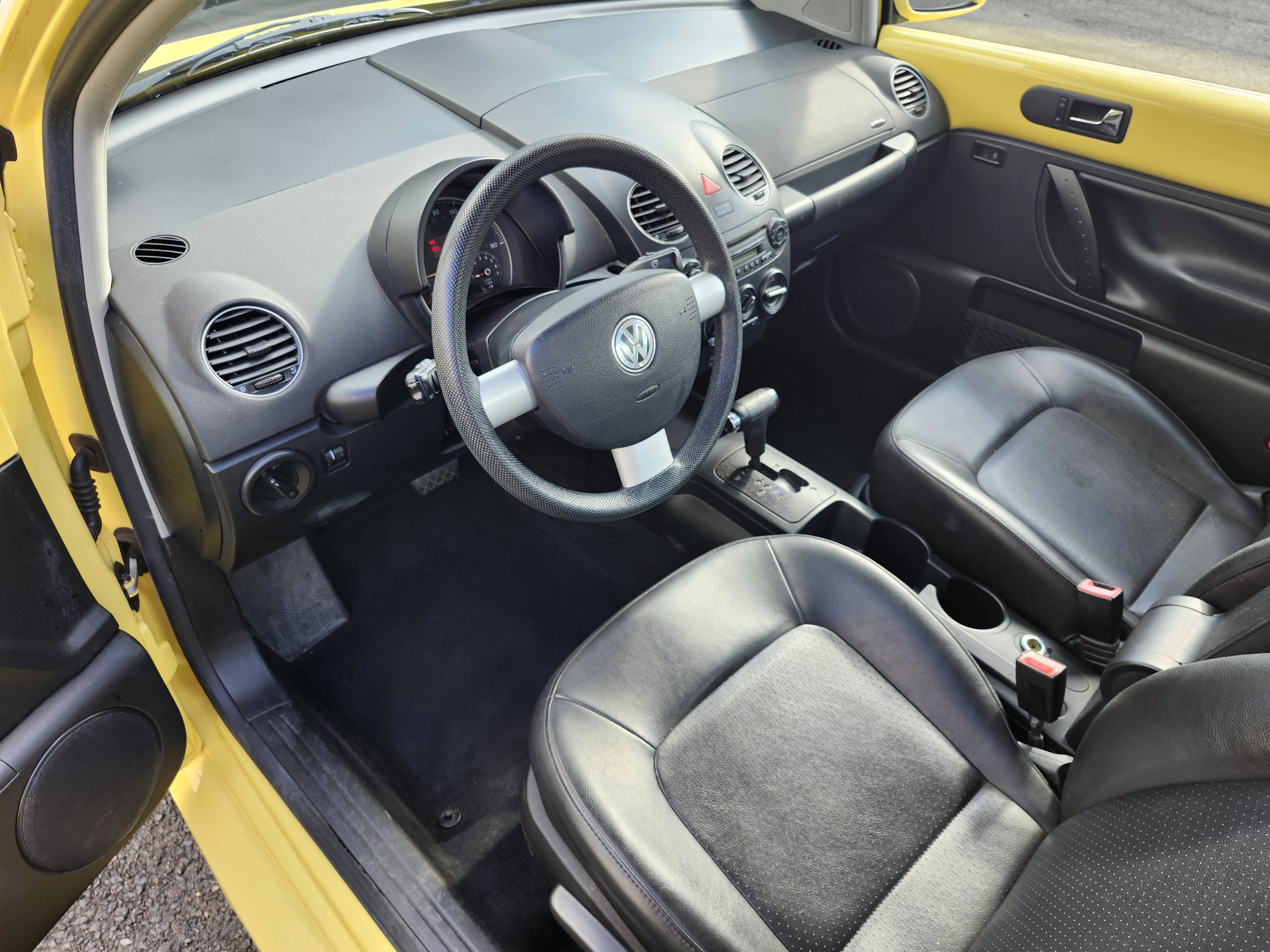Used 2010 Volkswagen Beetle Coupe FWD image 4