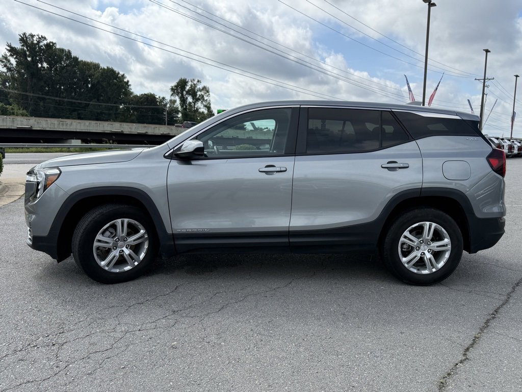 Used 2024 GMC Terrain SLE image 4