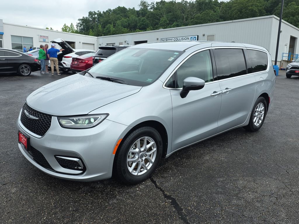 Used 2023 Chrysler Pacifica Touring-L FWD image 4