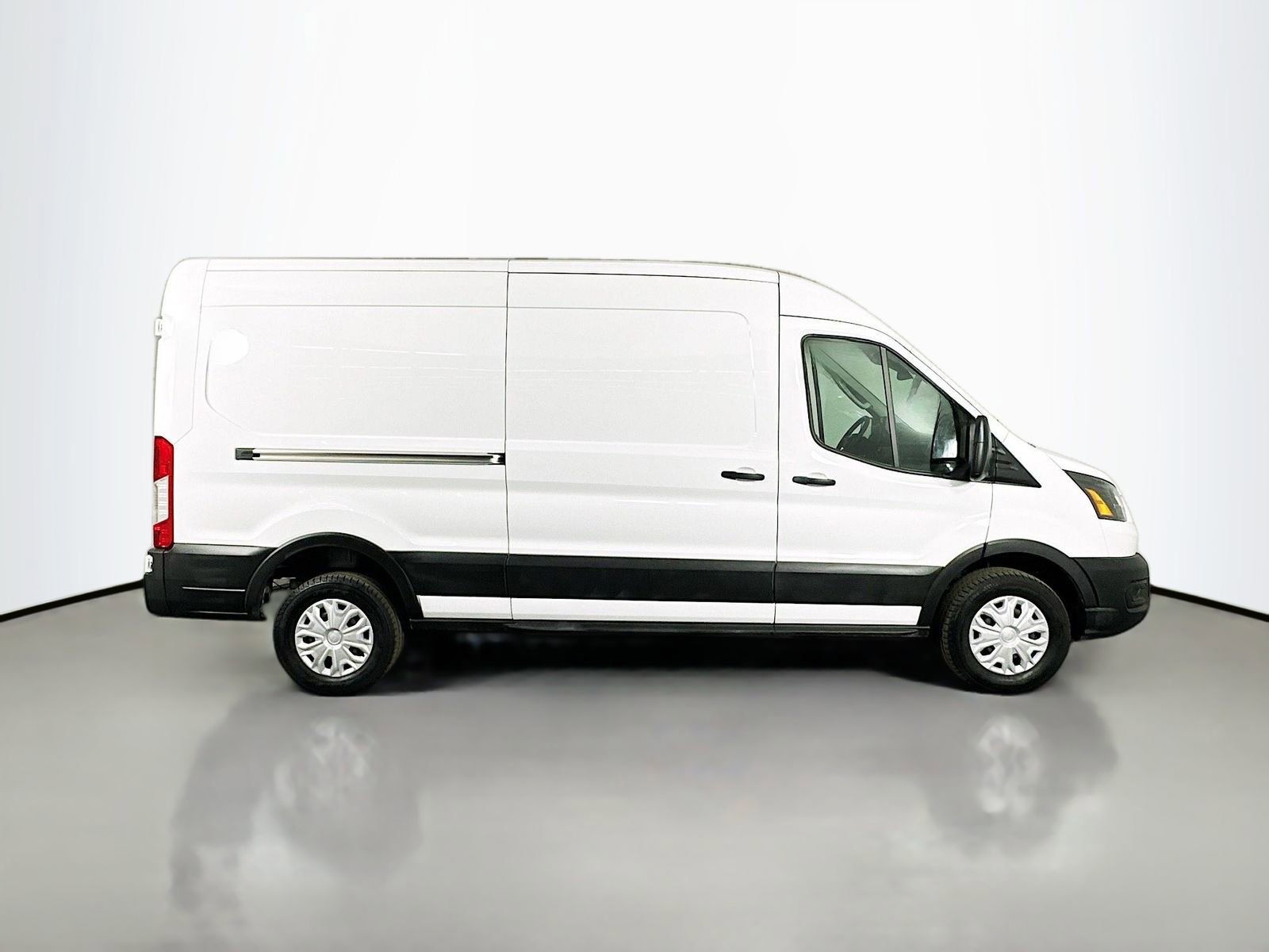 Used 2023 Ford E-Transit Medium Roof image 8
