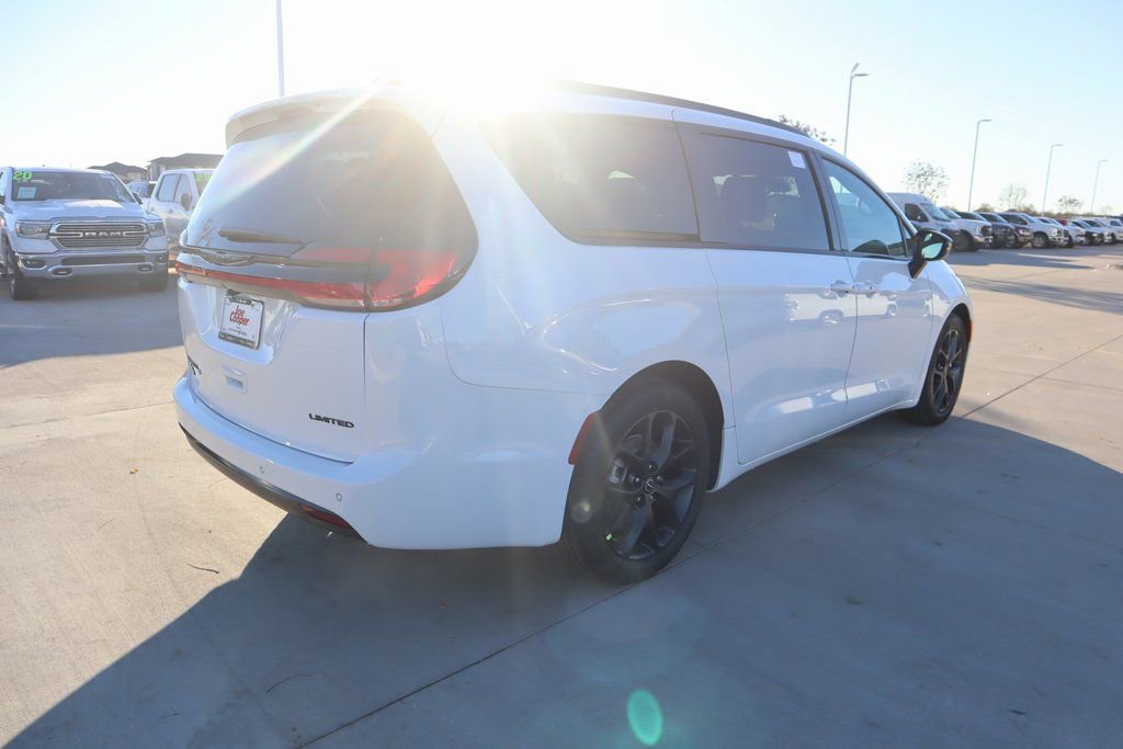 New 2026 Chrysler Pacifica Limited w/ Uconnect Theater Family Group image 23