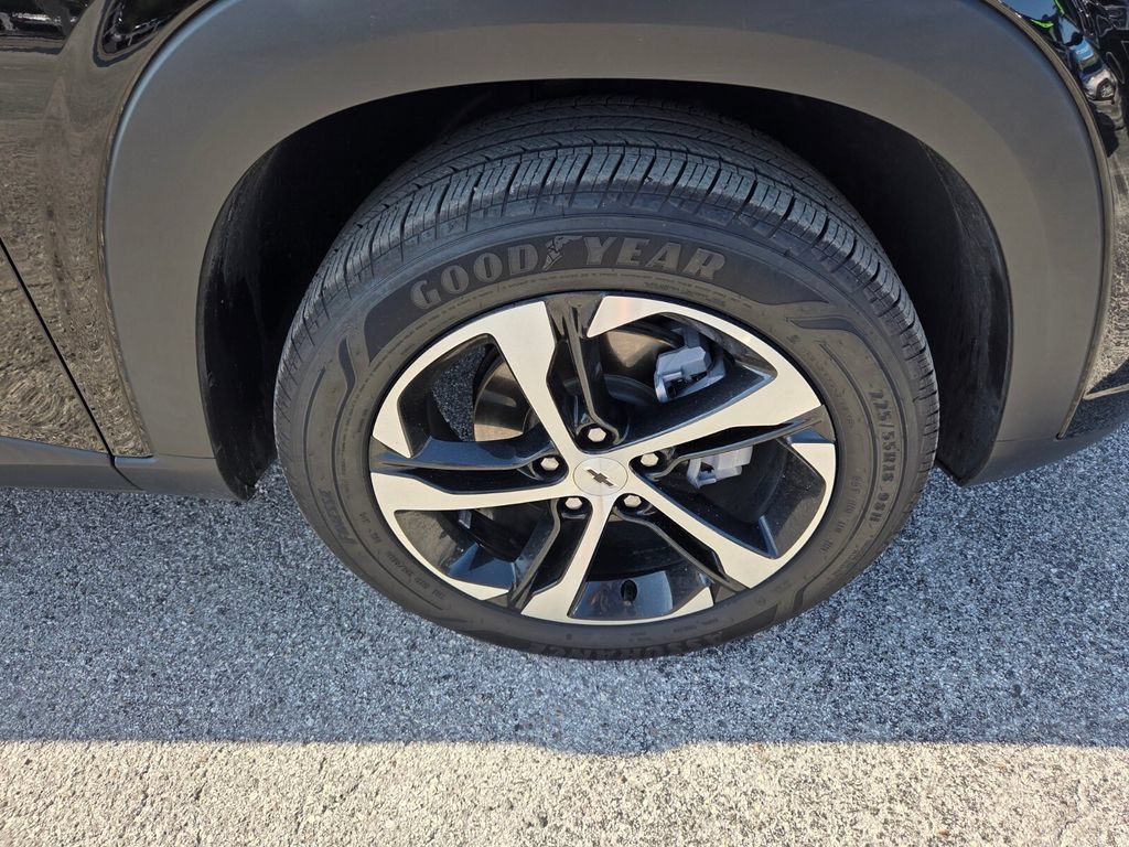 Used 2025 Chevrolet Trax RS w/ Driver Confidence Package FWD image 17