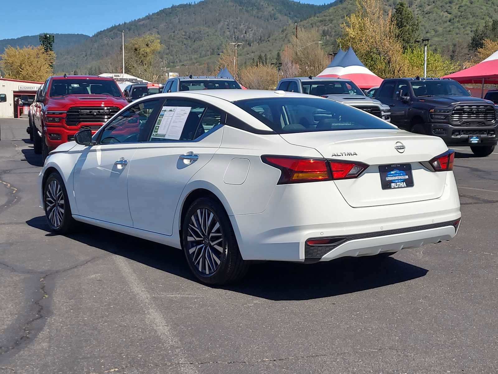 Used 2025 Nissan Altima 2.5 SV FWD image 12