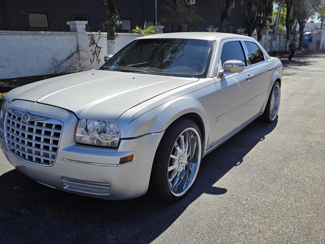 Used 2005 Chrysler 300 image 1