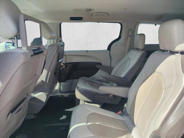 Used 2019 Chrysler Pacifica Touring-L Plus w/ Advanced Safetytec Group FWD image 14