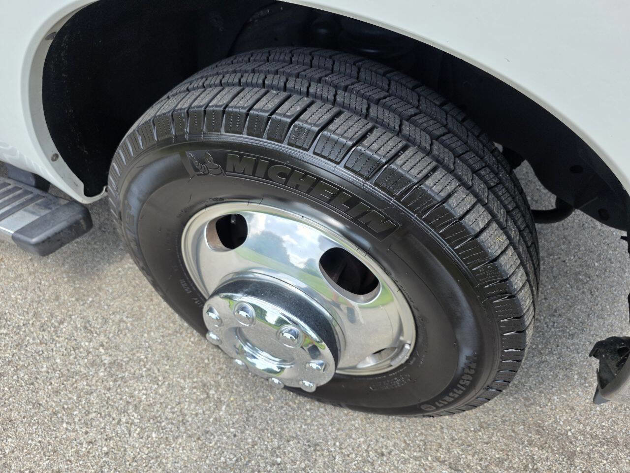 Used 2012 Ford F350 Lariat w/ Lariat Interior Pkg image 18