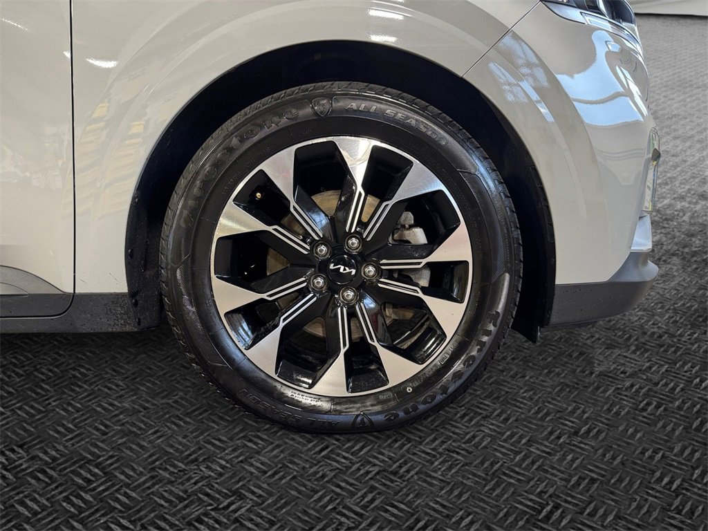 Certified 2024 Kia Carnival EX image 11