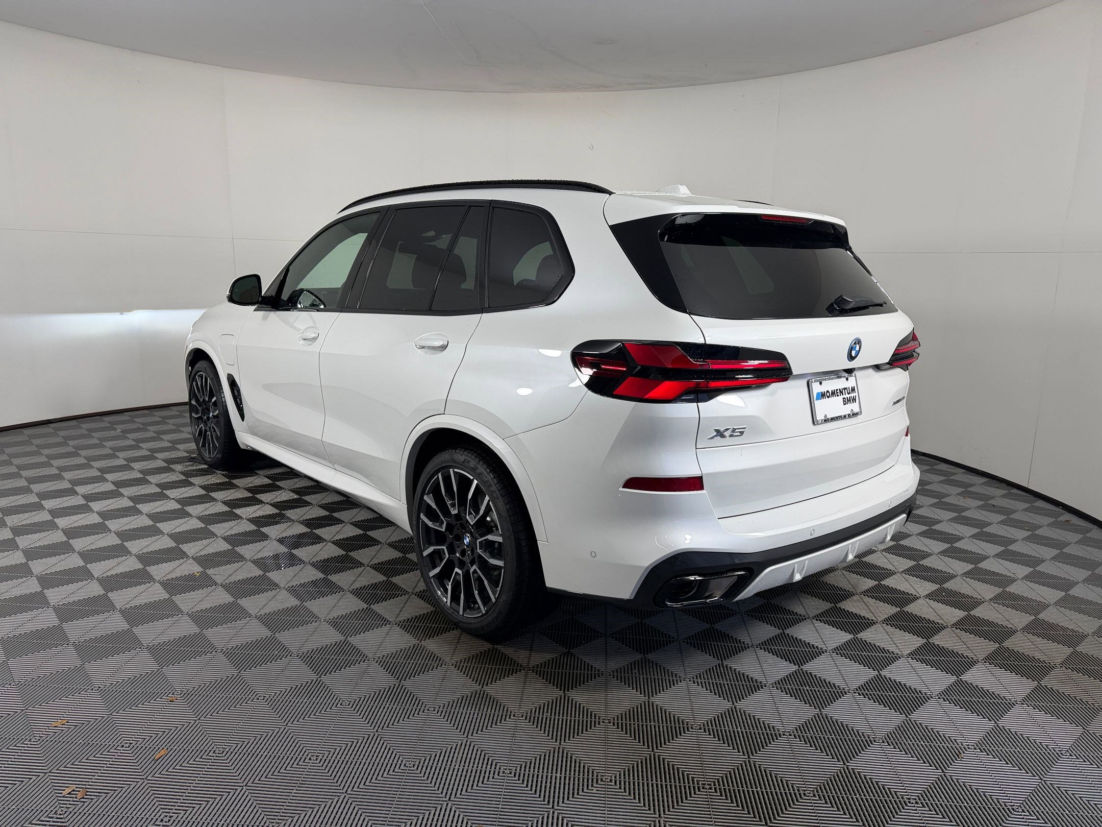 New 2026 BMW X5 xDrive50e w/ M Sport Package AWD/4WD image 3