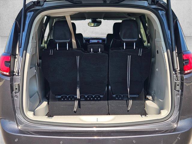 Used 2023 Chrysler Pacifica Touring-L FWD image 6