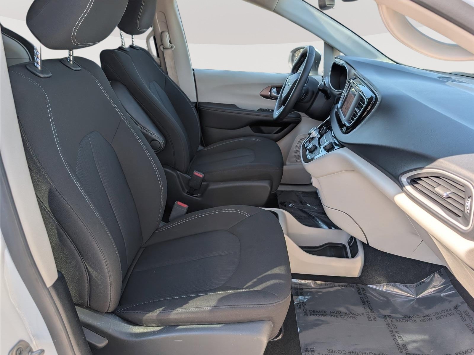 Used 2023 Chrysler Voyager LX FWD image 10