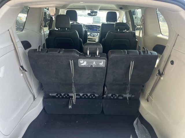 Used 2021 Chrysler Pacifica Touring-L FWD image 12