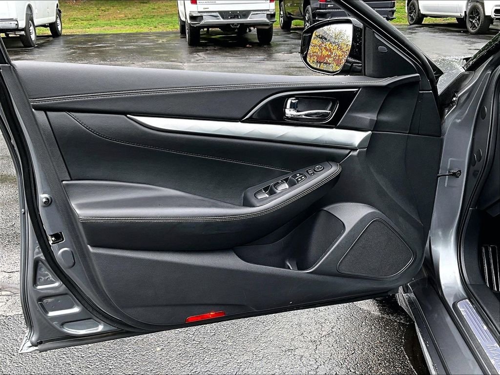 Used 2019 Nissan Maxima 3.5 SV w/ Floor Mat Group FWD image 9