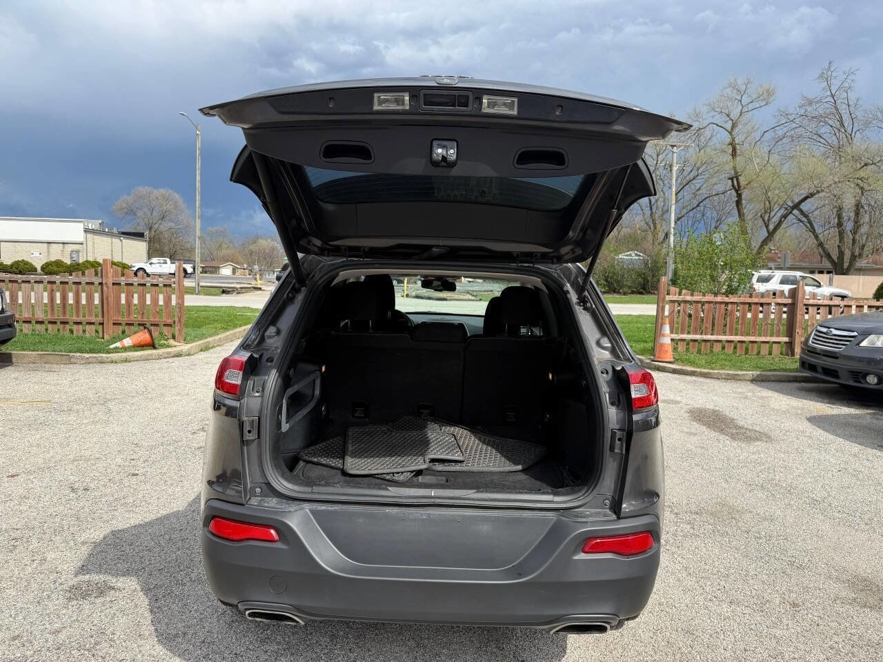 Used 2015 Jeep Cherokee Latitude w/ Comfort/Convenience Group image 18