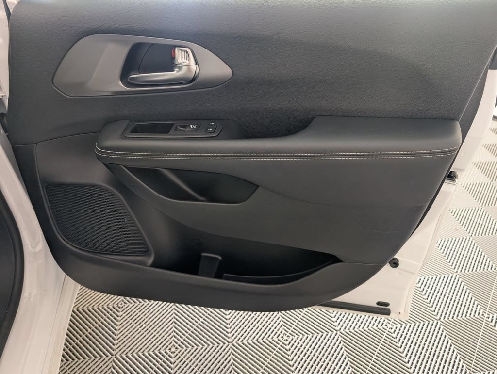 Used 2025 Chrysler Pacifica Select FWD image 33