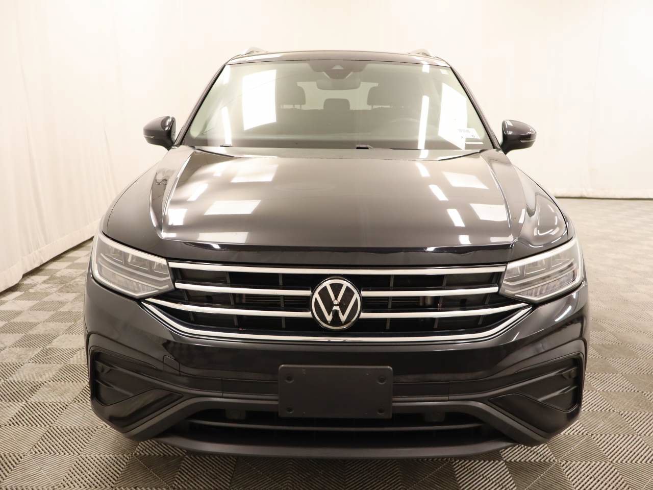 Certified 2023 Volkswagen Tiguan SE w/ Panoramic Sunroof Package FWD image 5