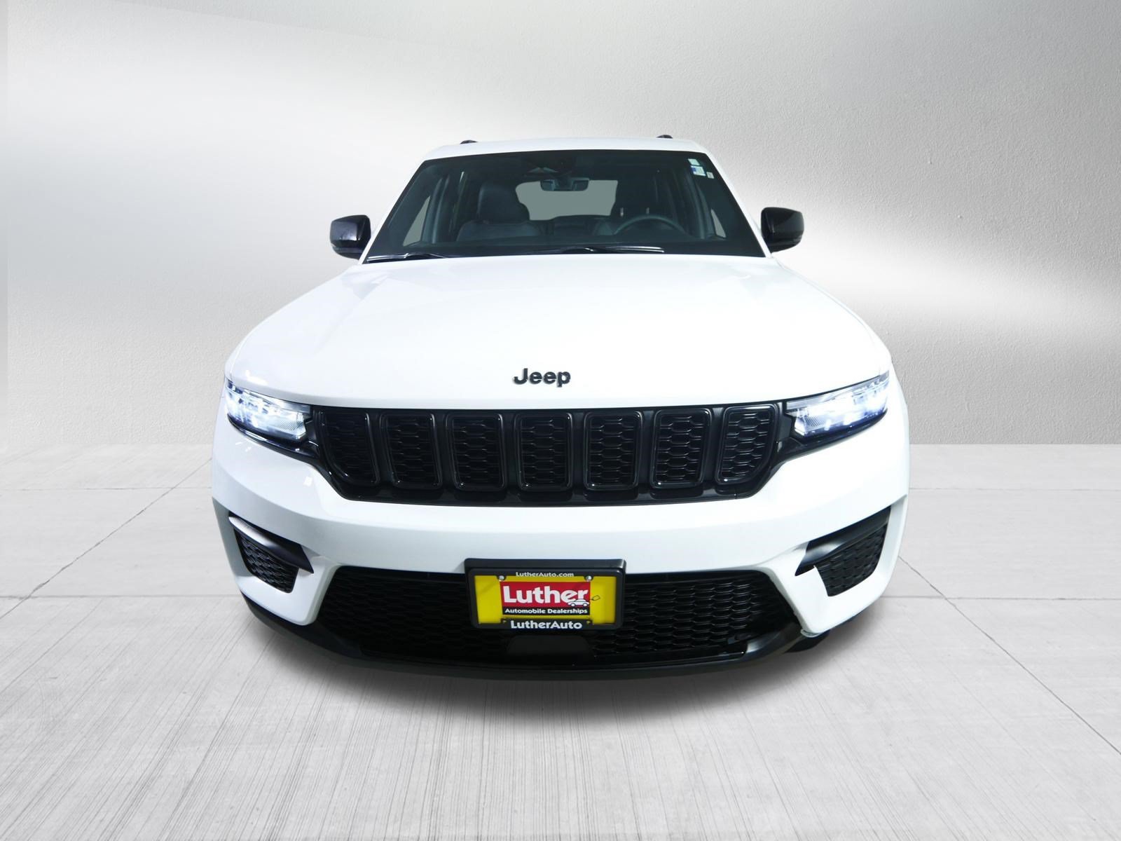 Used 2025 Jeep Grand Cherokee Altitude AWD/4WD image 2