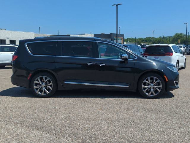 Used 2020 Chrysler Pacifica Limited w/ Tire & Wheel Group FWD image 2