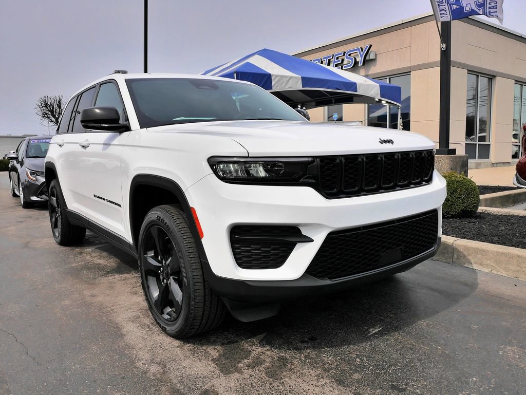 Used 2023 Jeep Grand Cherokee Altitude image 2