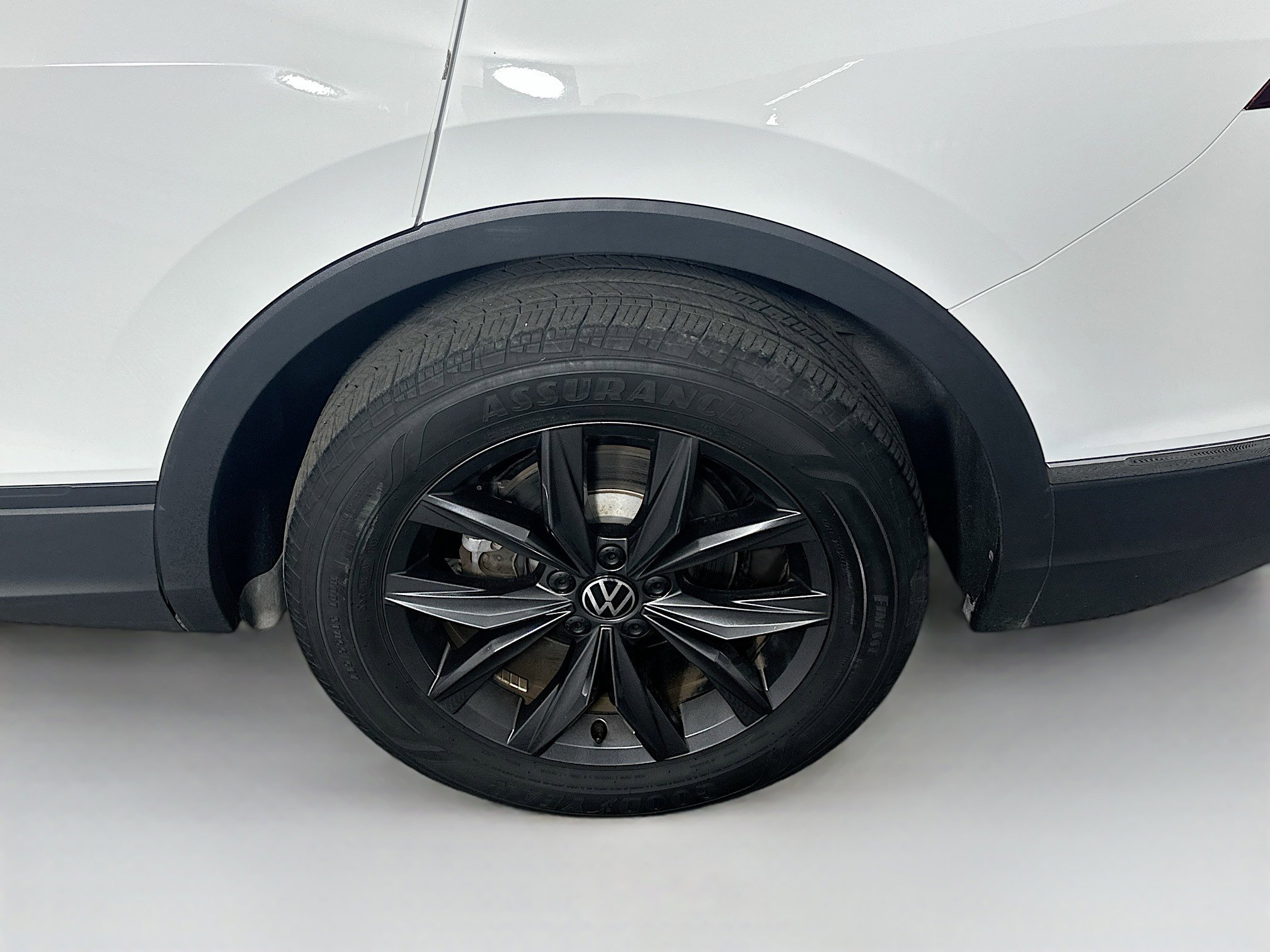 Used 2022 Volkswagen Tiguan SE w/ Panoramic Sunroof Package image 11