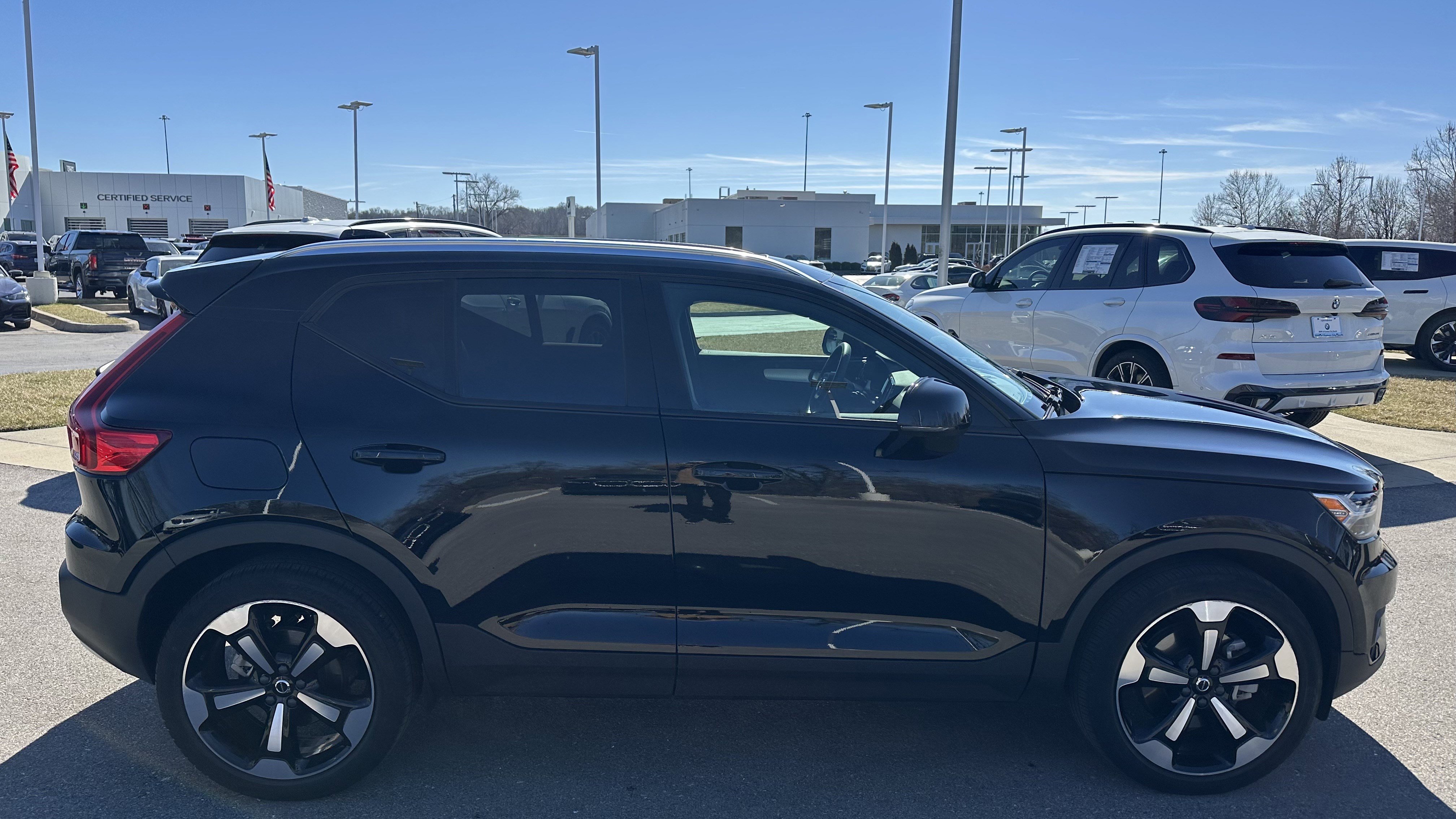 Used 2022 Volvo XC40 T5 Momentum w/ Premium Package image 11