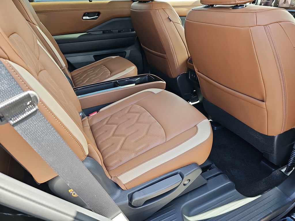 New 2026 Nissan Pathfinder Platinum FWD image 14