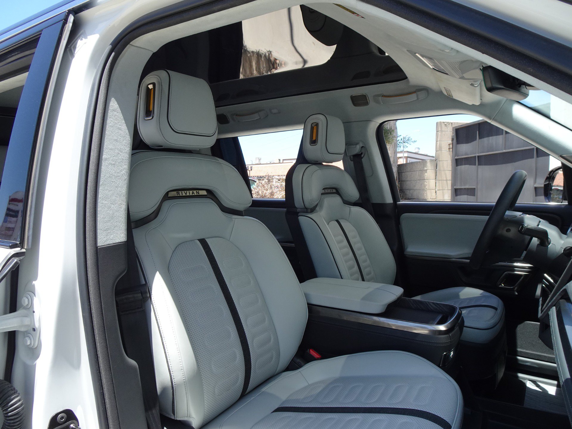 Used 2024 Rivian R1S Adventure AWD/4WD image 24