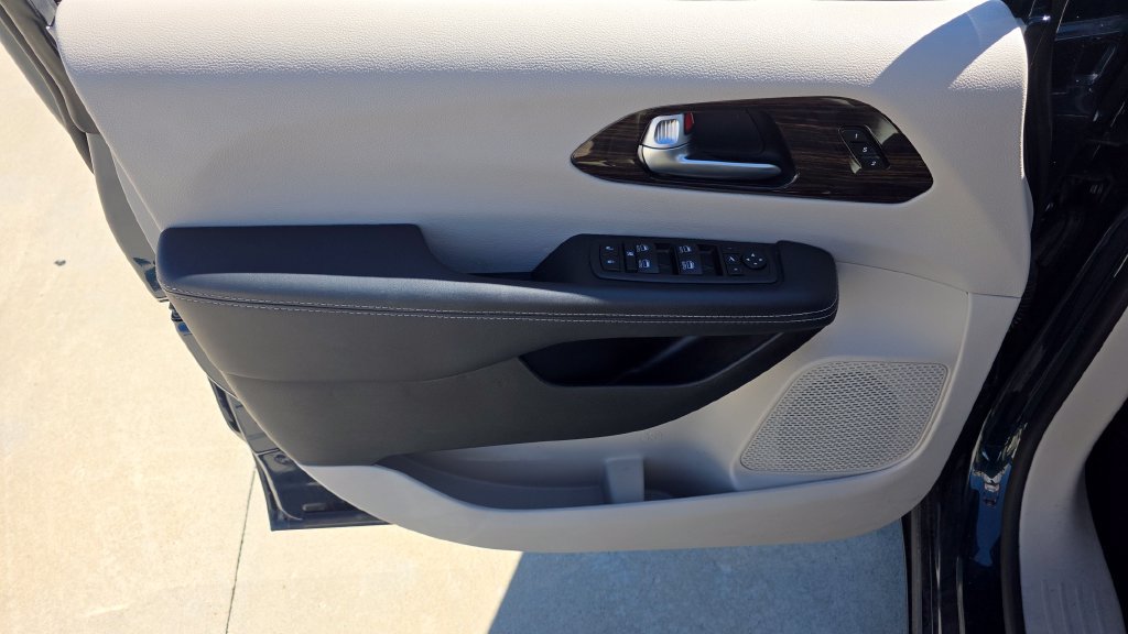 Used 2023 Chrysler Pacifica Limited FWD image 23