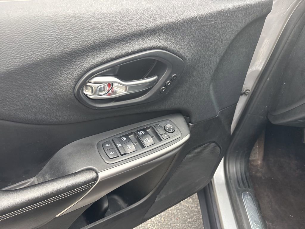 Used 2019 Jeep Cherokee Limited AWD/4WD image 13